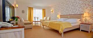 Отель Afrodyta SPA & Wellness Resort Осьно-Любуске Двухместный номер Делюкс с 1 кроватью и балконом-1